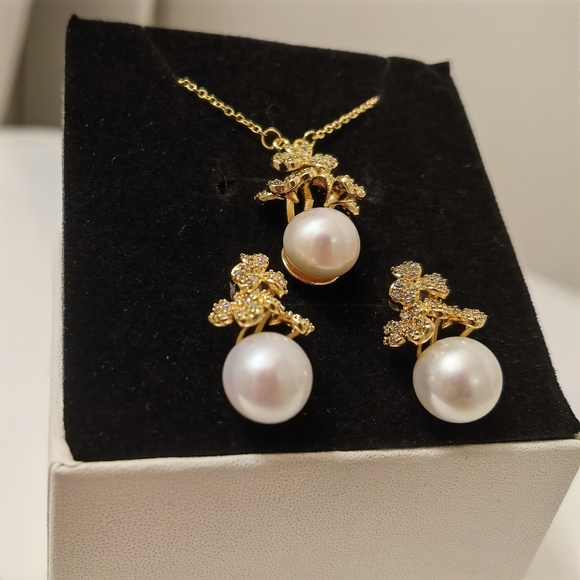 Freshwater pearl necklace and earrings set. - Picture 3 of 6